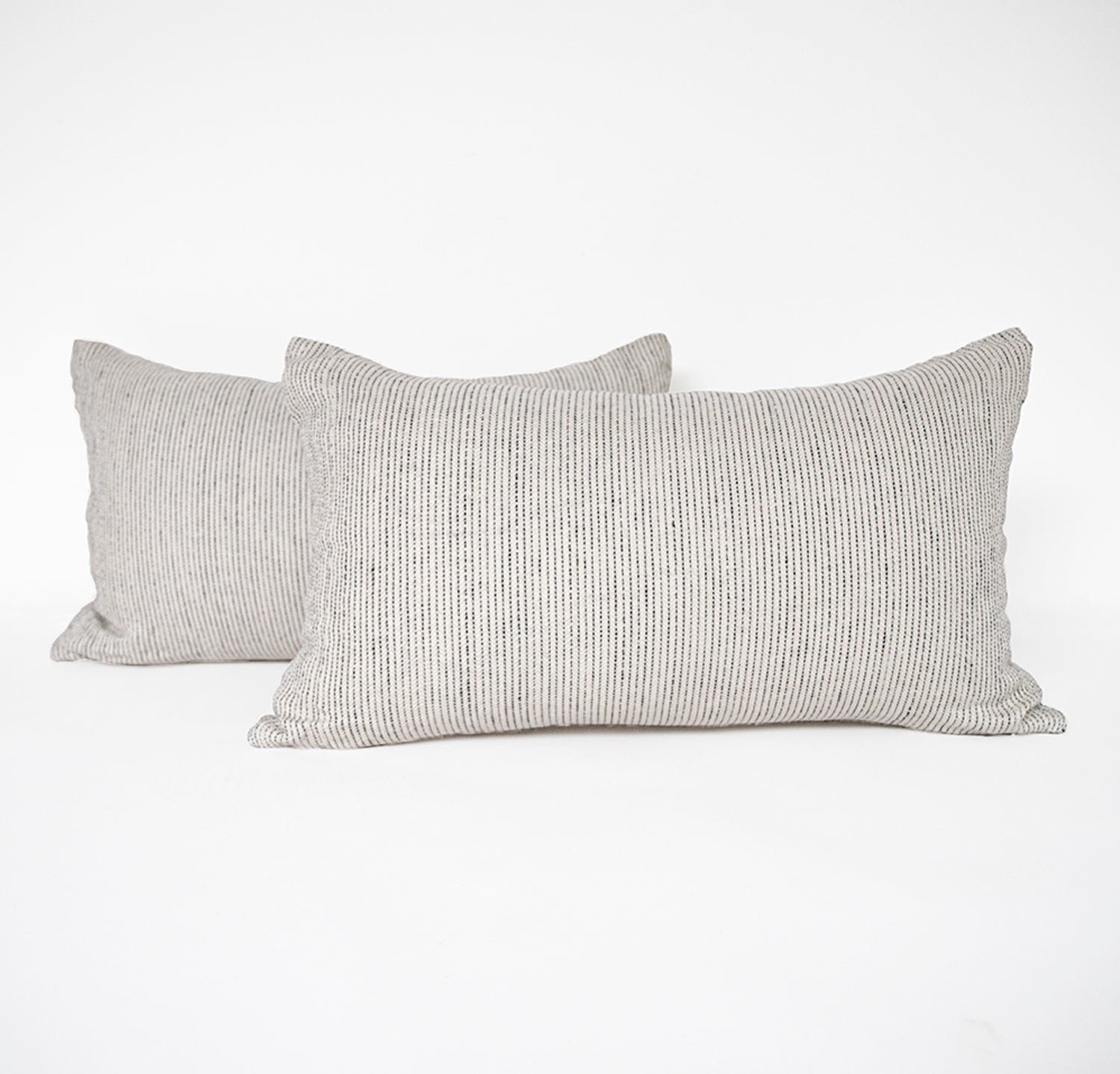 https://www.roughlinen.com/cdn/shop/products/Linen_mini_lumbar_throw_pillow_off-white_birch-2_2000x.jpg?v=1649950035