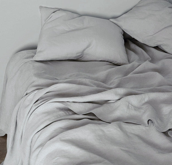 https://www.roughlinen.com/cdn/shop/products/smooth-flat-linen-sheet-light-grey_600x.jpg?v=1695328970